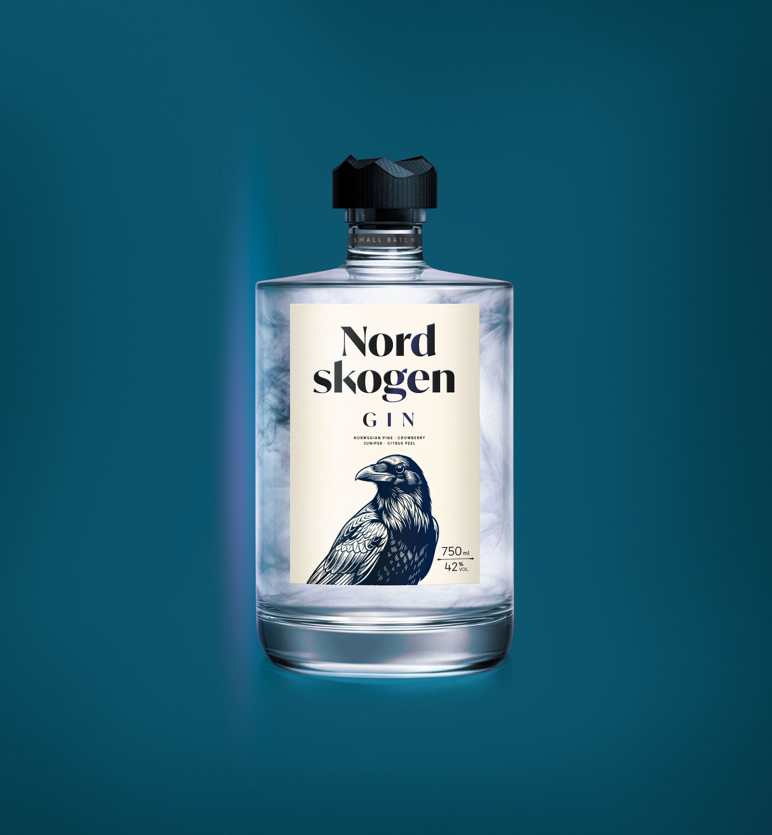 Nordskogen Gin Flasche auf blauem Hintergrund